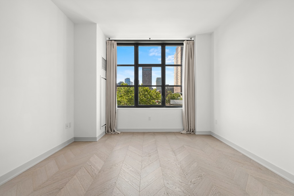 115 York Street, Unit 4J Brooklyn, NY 11201 - Photo 3 of 9 an empty room with a window