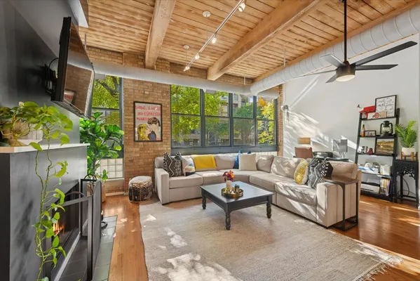 $395,000 | 2804 North Lakewood Avenue, Unit 103, Chicago, IL 60657