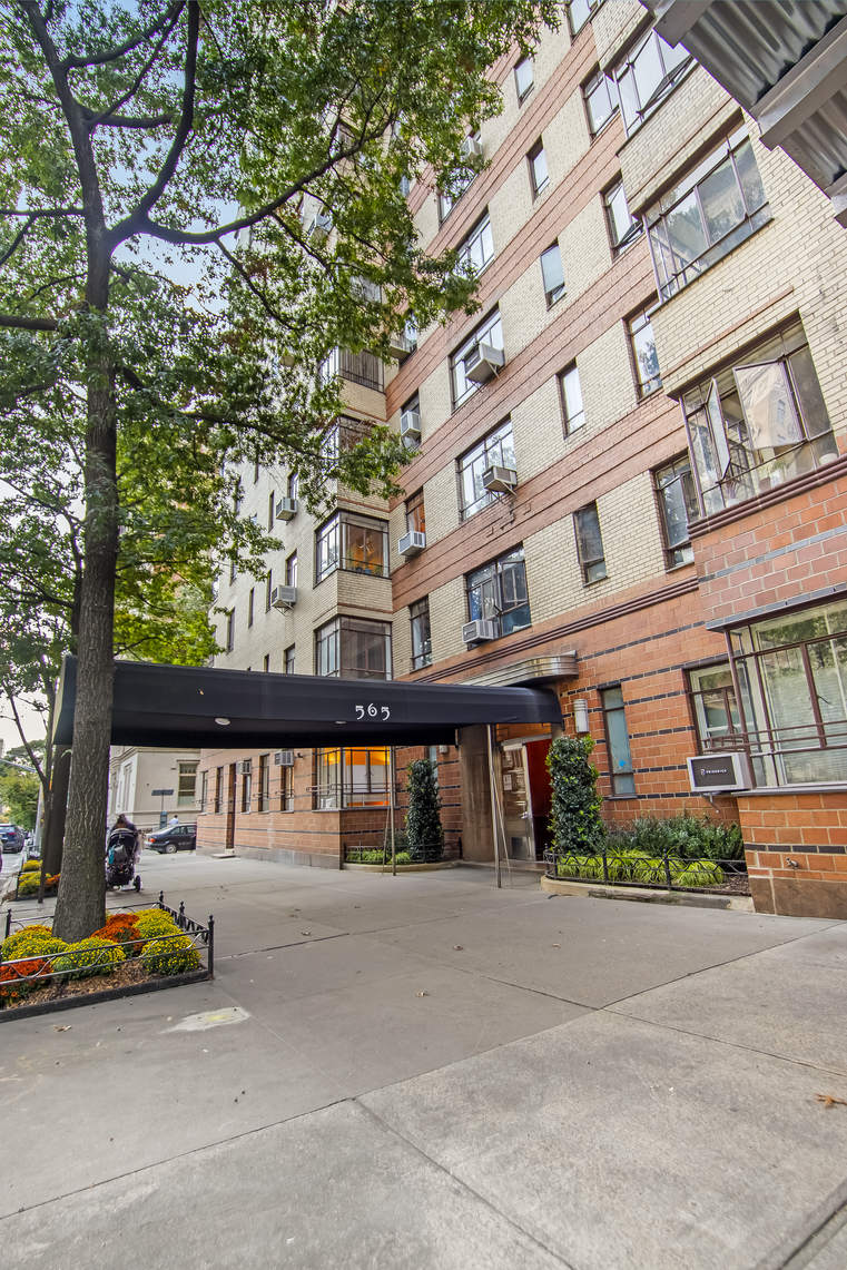 565 West End Avenue, Unit 3C Manhattan, NY 10024 - Photo 13 of 15 a front view of a building with street