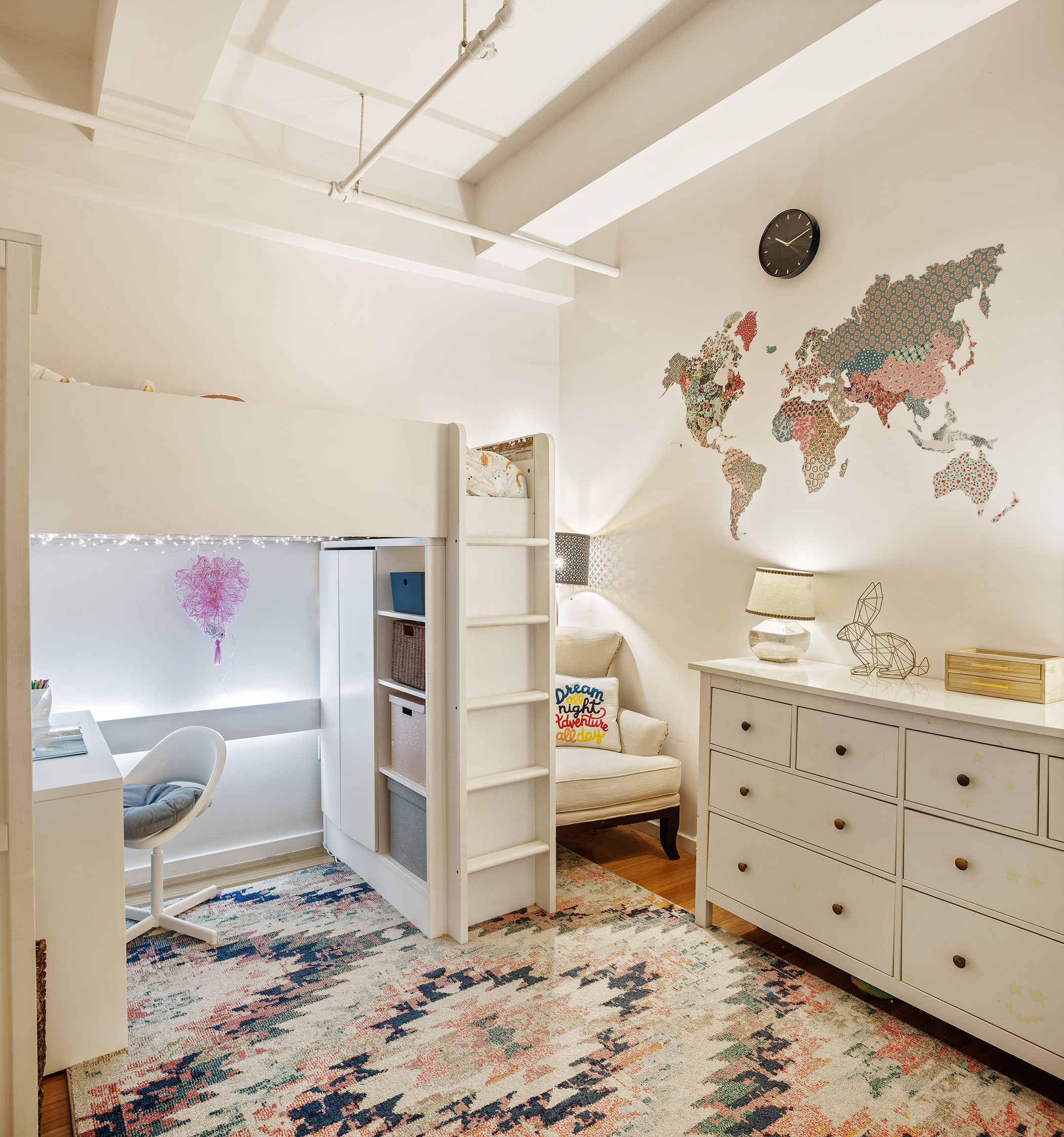 365 Bridge Street, Unit 8I Brooklyn, NY 11201 - Photo 6 of 10 a spacious bedroom with a bed and a window