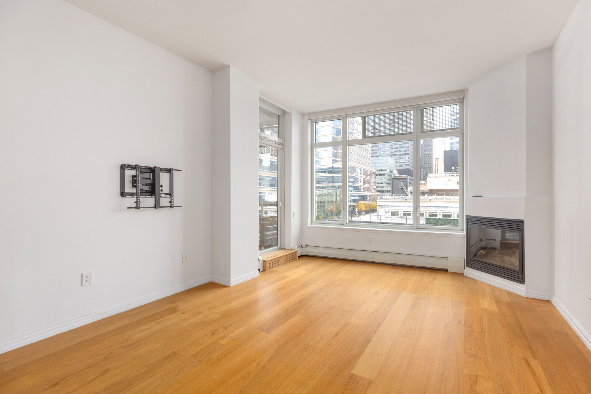 205 East 59th Street, Unit 10B Manhattan, NY 10022 - Photo 2 of 10 a view of an empty room with a window