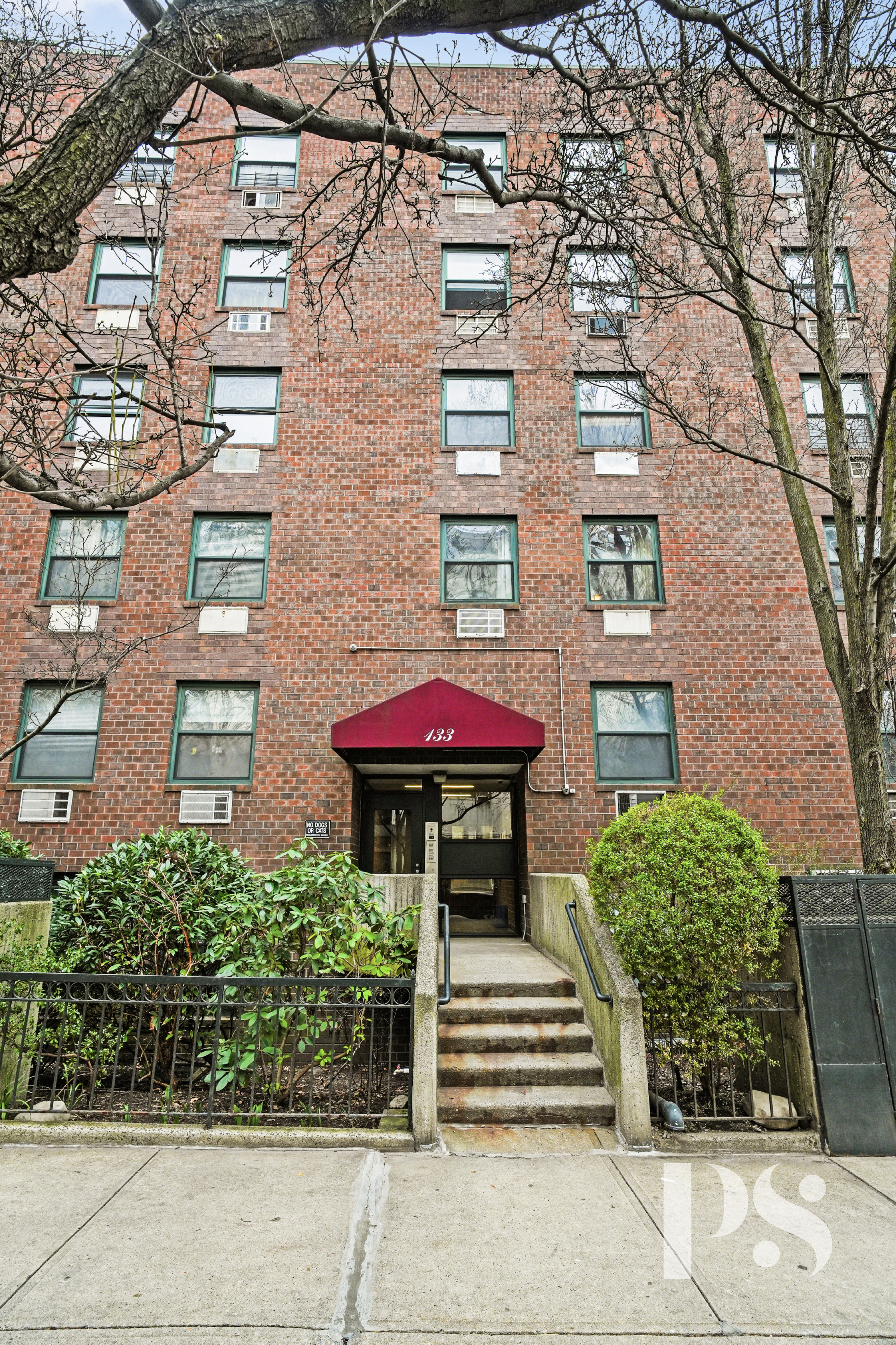 133 Barrow Street, Unit 1B Manhattan, NY 10014 - Photo 10 of 11 a front view of a building with garden
