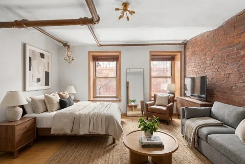 $600,000 | 71 Barrow Street, Unit 19 | West Village