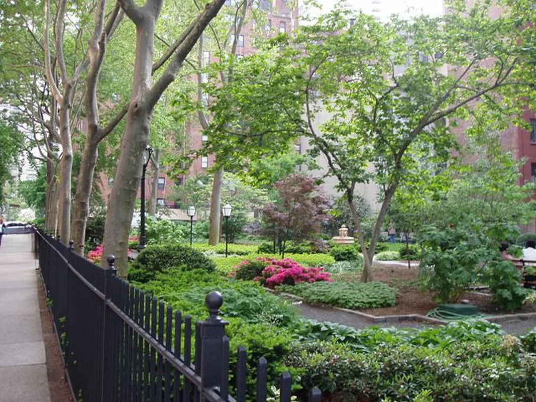 5 Tudor City Place, Unit 602 Manhattan, NY 10017 - Photo 19 of 20 a backyard of a house with lots of green space