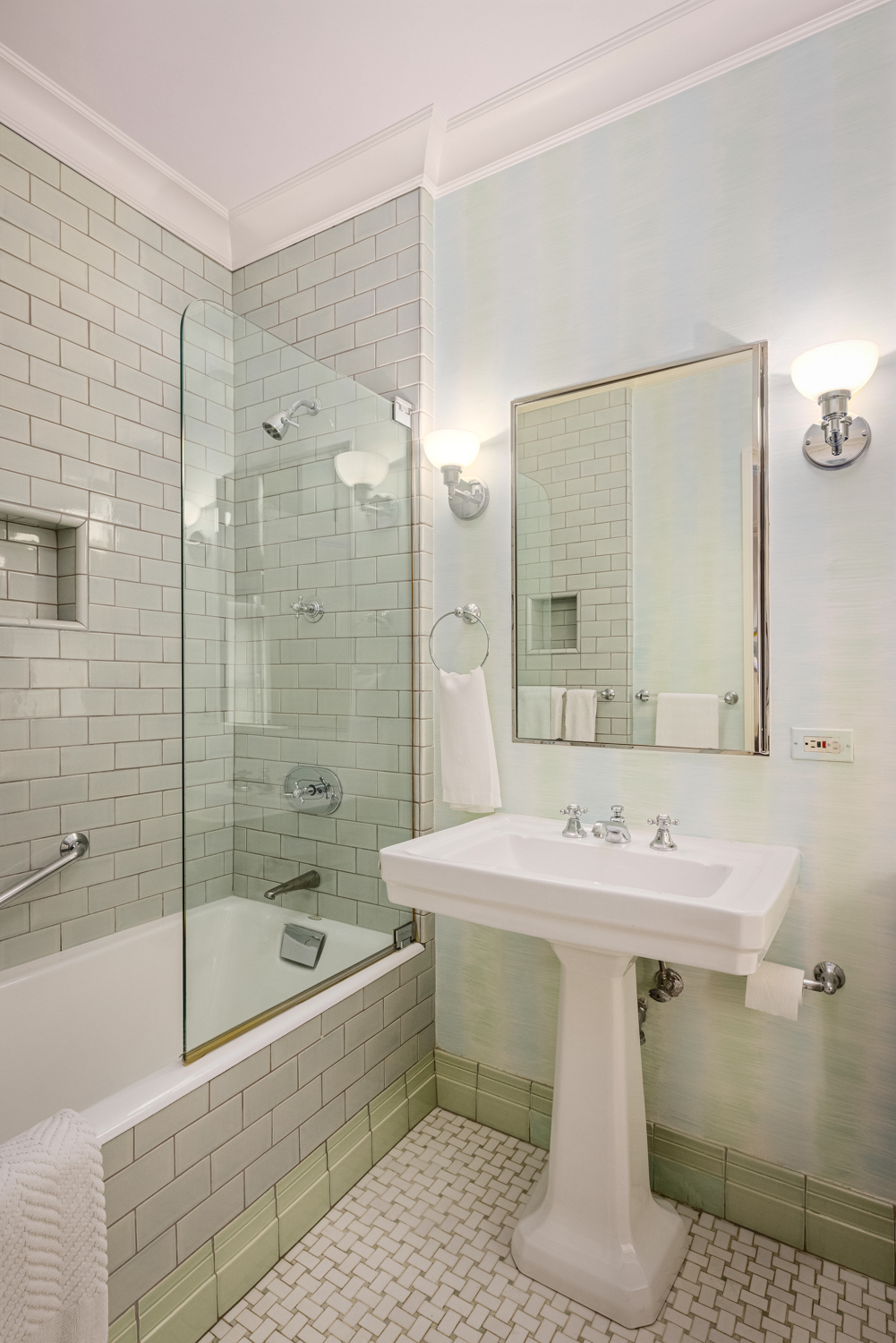 570 Park Avenue, Unit 4A Manhattan, NY 10065 - Photo 12 of 20 a bathroom with a sink and a mirror