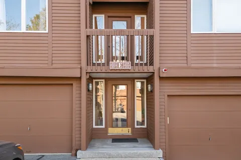 a view of entryway of the house