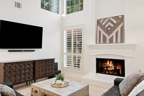 $1,199,900 | 13 Sunview Road, The Hills, TX 78738