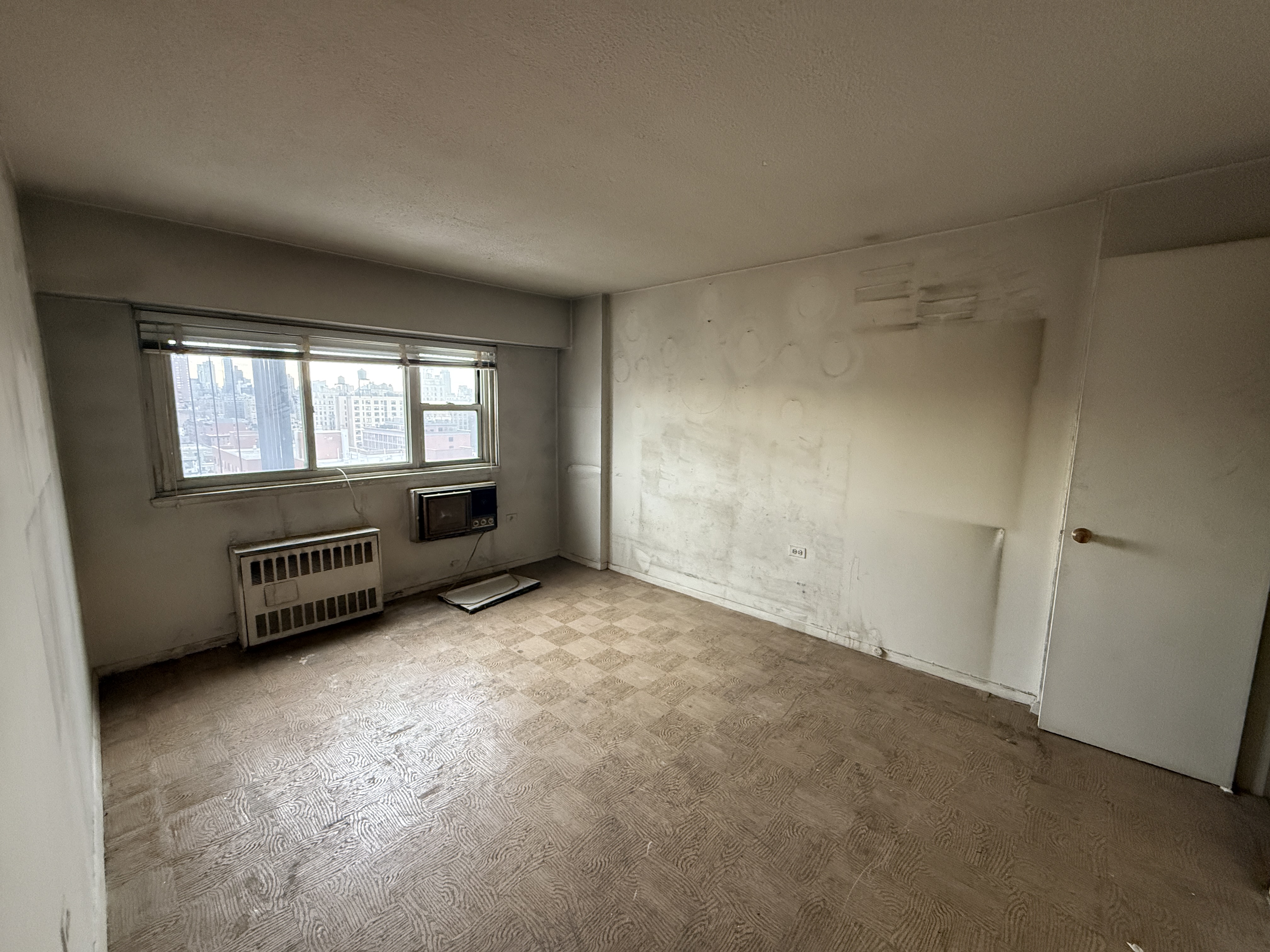 609 Columbus Avenue, Unit 14F Manhattan, NY 10024 - Photo 3 of 6 an empty room with windows