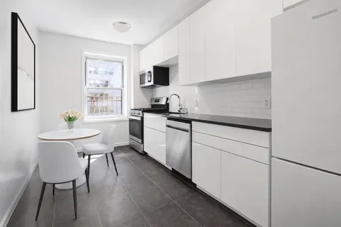 $745,000 | 300 West 53rd Street, Unit 3CC | Hell's Kitchen
