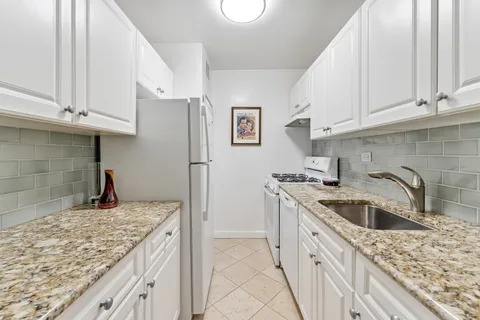$635,000 | 150 West End Avenue, Unit 10P | Upper West Side