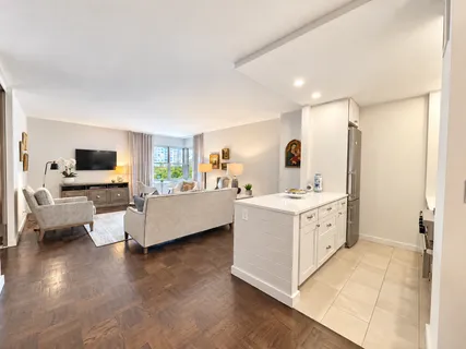 $995,000 | 20 East 9th Street, Unit 8E | Greenwich Village