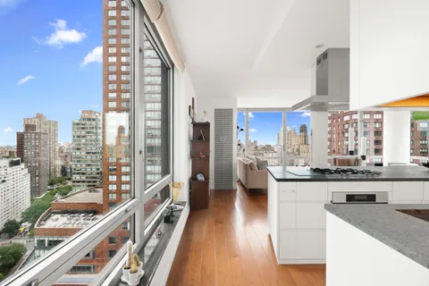 $2,800,000 | 150 Columbus Avenue, Unit 22F | Upper West Side