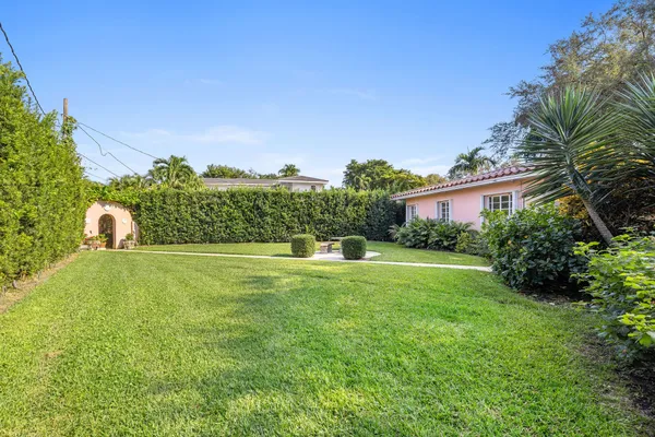 a view of a back yard