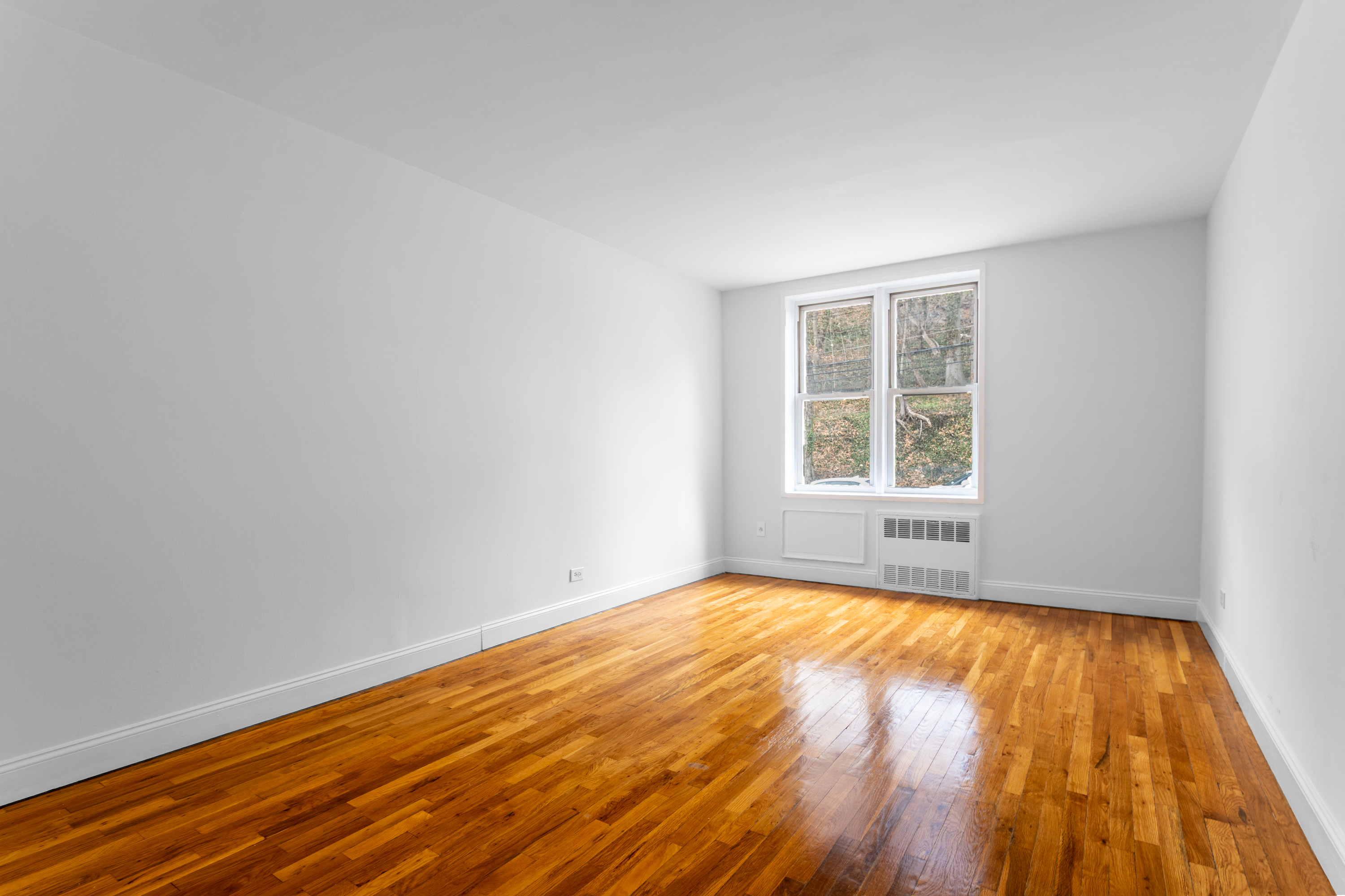 2750 Johnson Avenue, Unit 6E Bronx, NY 10463 - Photo 10 of 14 a view of empty room with wooden floor and fan