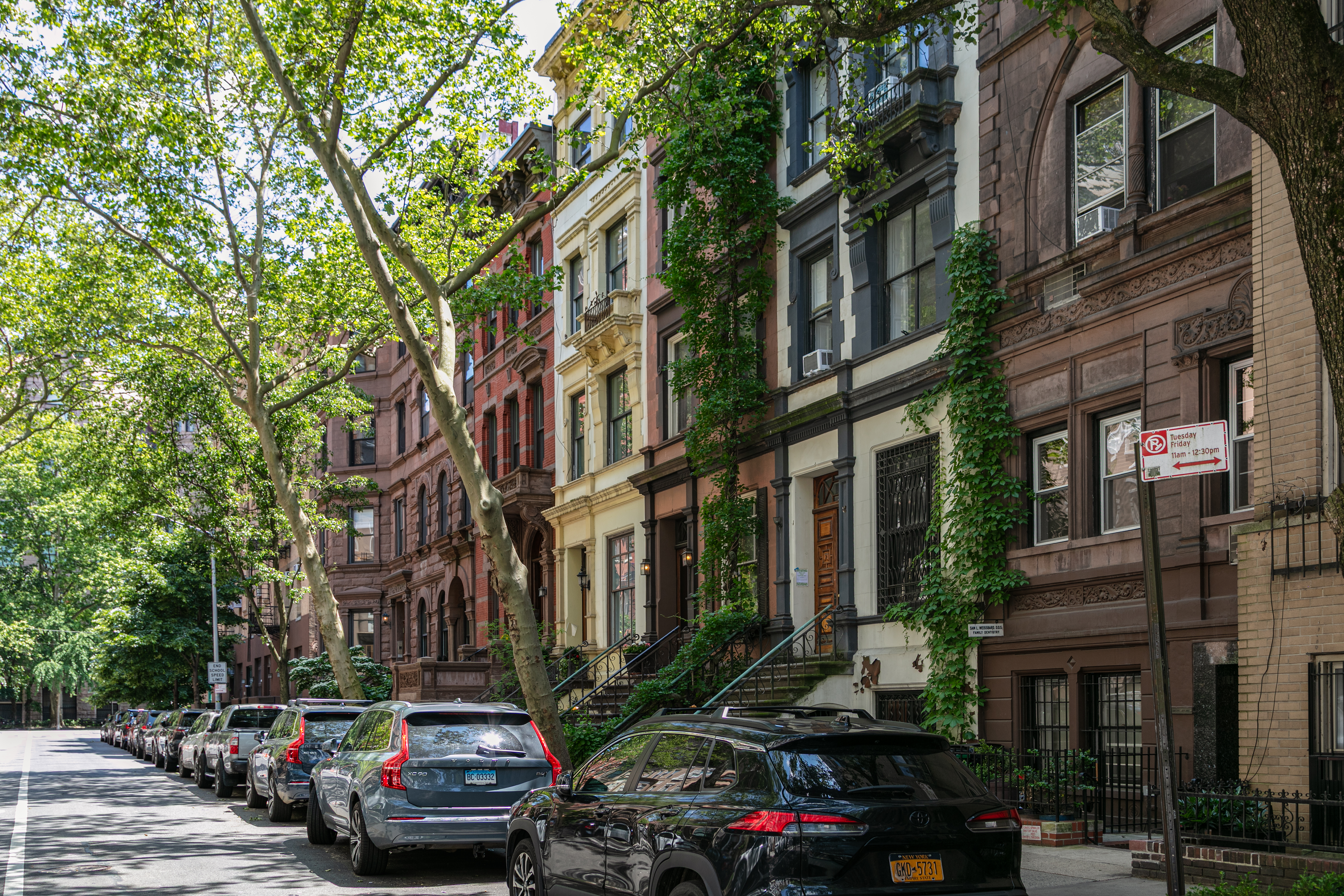 112 West 78th Street, Unit PARLOR Manhattan, NY 10024 - Photo 35 of 37 a city street lined with buildings and cars