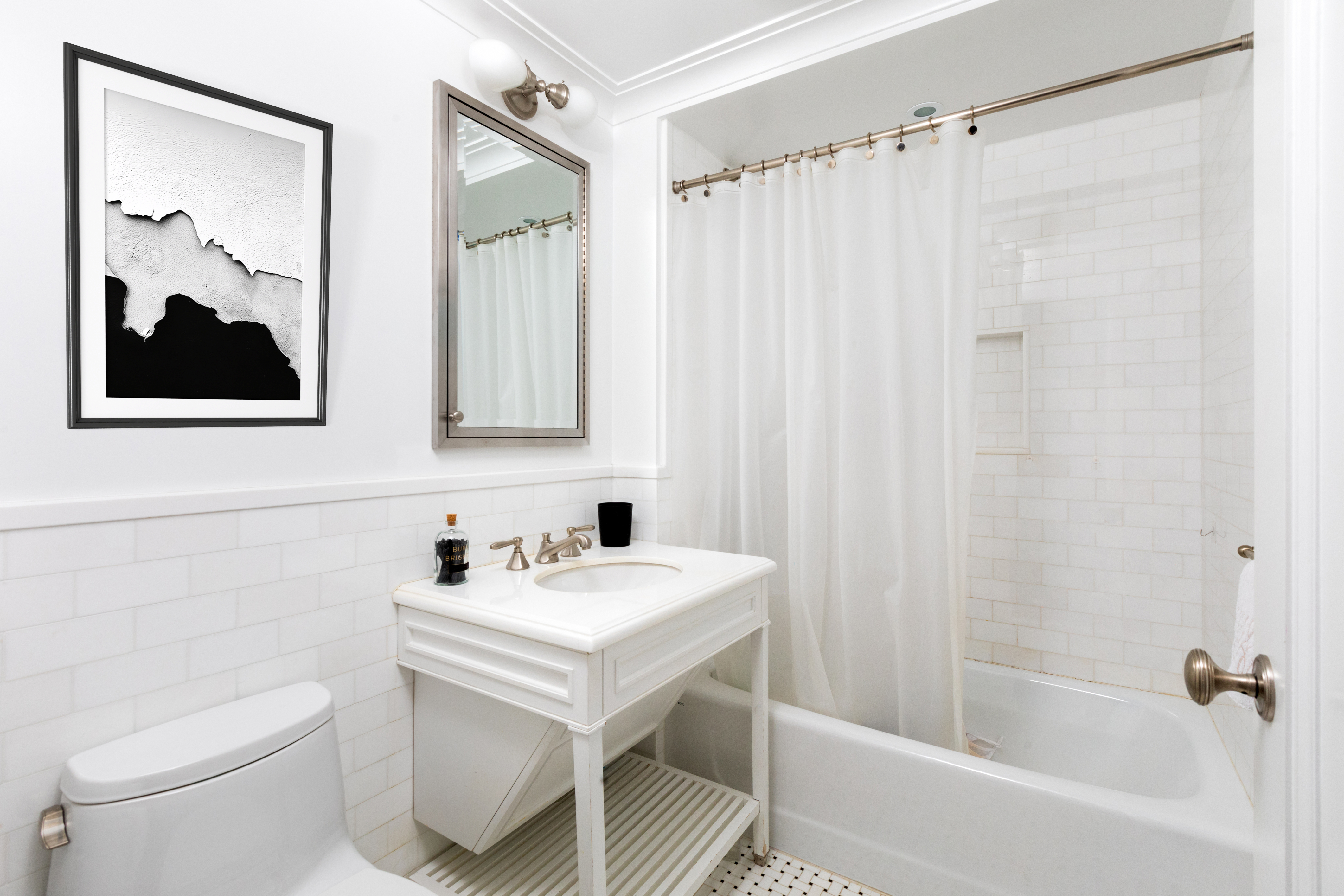 530 Park Avenue, Unit 7G Manhattan, NY 10065 - Photo 8 of 16 a bathroom with a sink a toilet and a bathtub