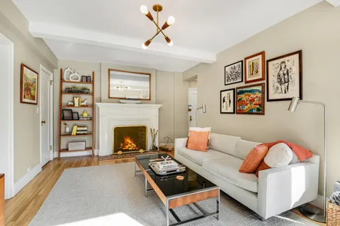 $895,000 | 205 East 78th Street, Unit 7K | Upper East Side