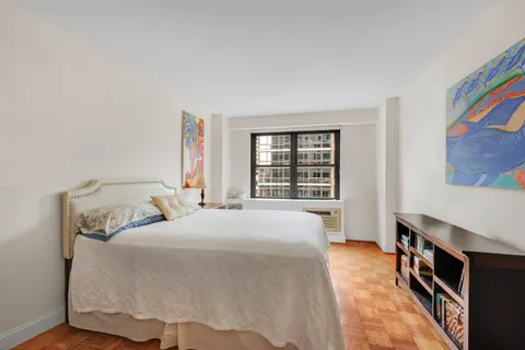 $665,000 | 399 East 72nd Street, Unit 14D | Lenox Hill