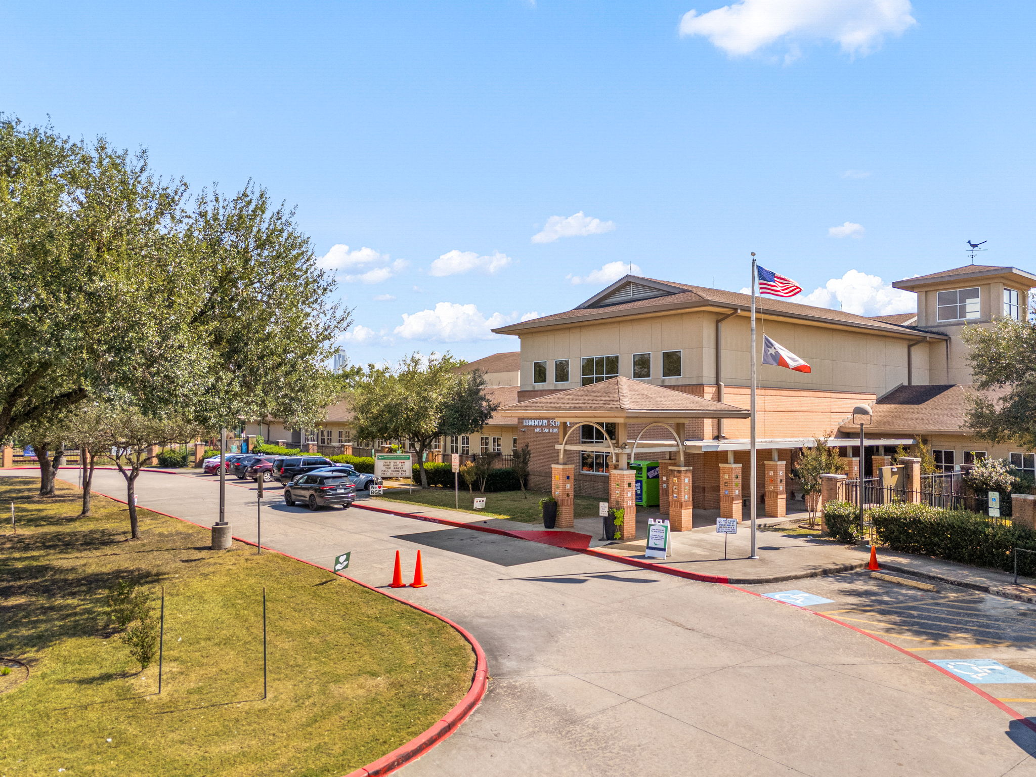 6213 Overbrook Lane Houston, TX 77057 - Photo 23 of 27 a view of a building with a swimming pool