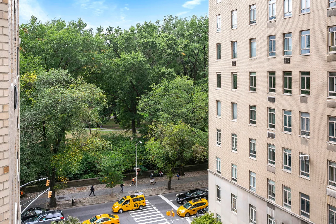 $1,400,000 | 860 5th Avenue, Unit 5L | Lenox Hill