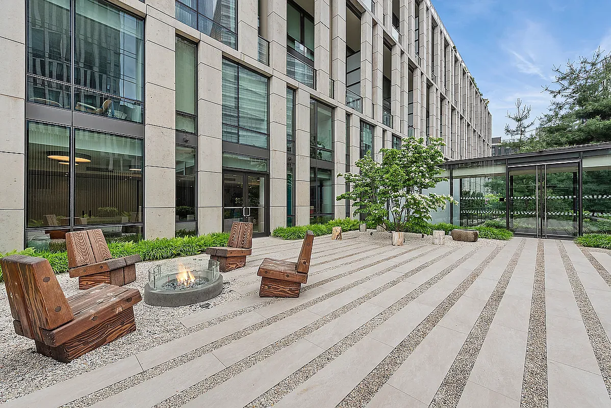 101 Warren Street, Unit 2220 Manhattan, NY 10007 - Photo 14 of 19 a view of a building with sitting area