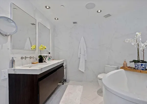 $3,900,000 | 10 Venetian Way, Unit 804, Miami Beach, FL 33139