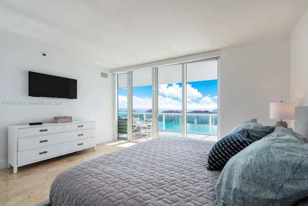 $4,500,000 | 1000 South Pointe Drive, Unit 1903, Miami Beach, FL 33139