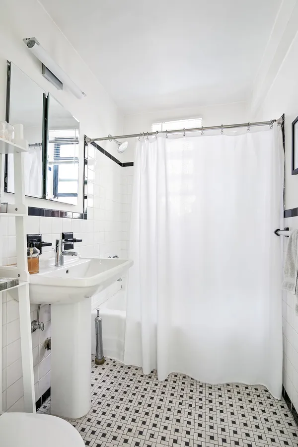 $5,995 | 165 Christopher Street, Unit 5Y | West Village