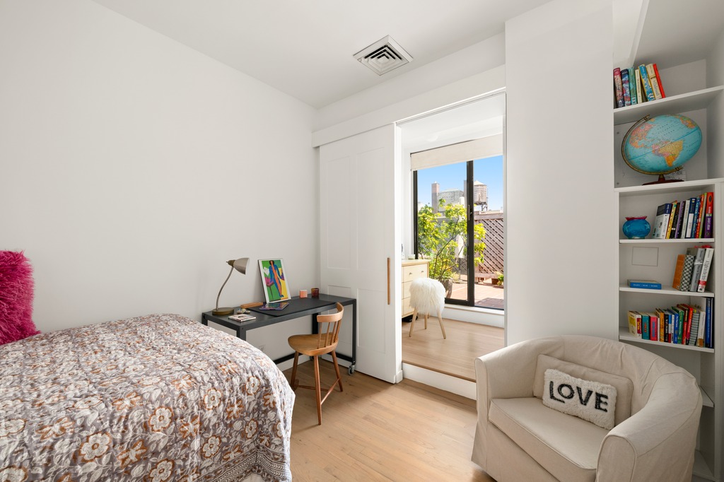 205 West 89th Street, Unit PH6/7 Manhattan, NY 10024 - Photo 8 of 20 a bedroom with a bed and a book shelf