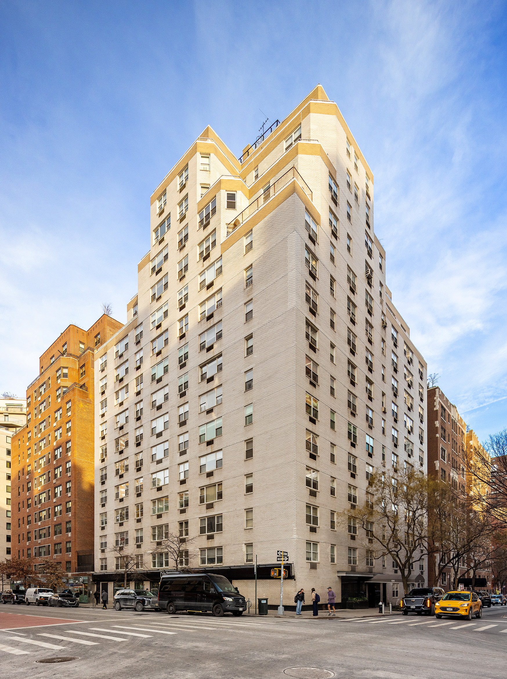 135 East 83rd Street, Unit 14B Manhattan, NY 10028 - Photo 15 of 16 a view of a tall building