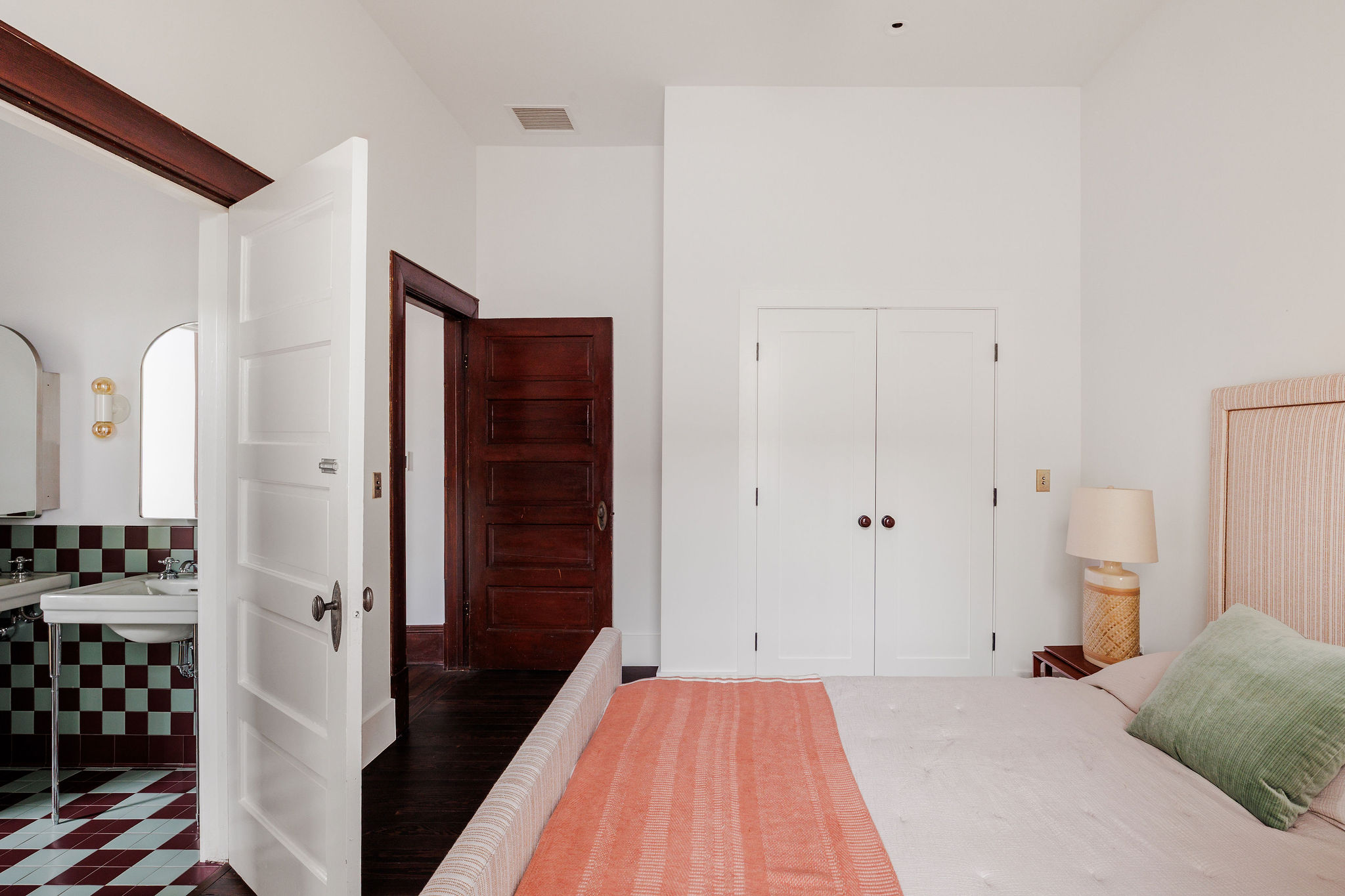 606 West 35th Street Austin, TX 78705 - Photo 29 of 37 a bedroom with a bed and a dresser