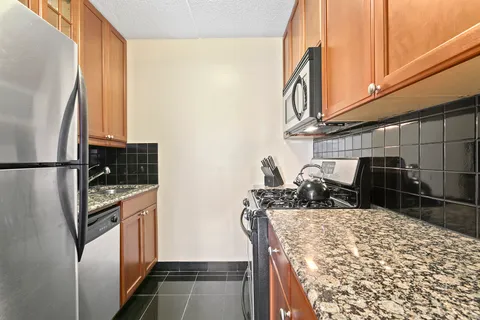 $499,000 | 280 Rector Place, Unit 4L | Battery Park City