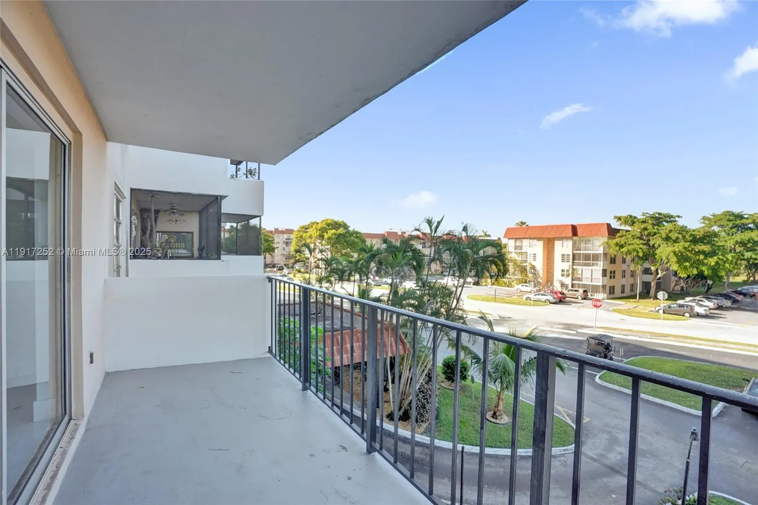 $1,700 | 4164 Inverrary Drive, Unit 305, Lauderhill, FL 33319