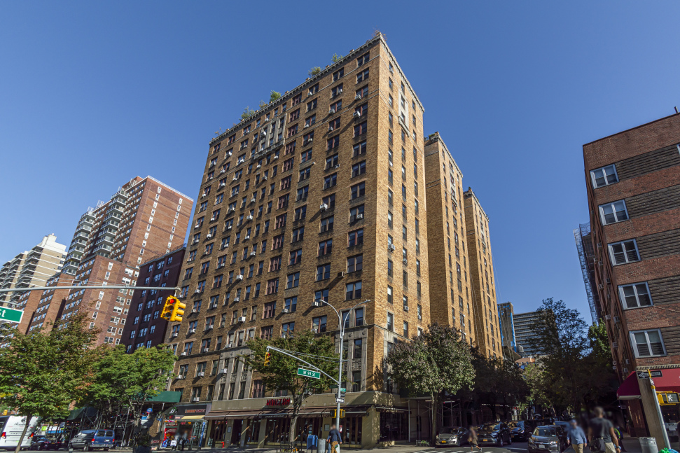 175 West 93rd Street, Unit 17I Manhattan, NY 10025 - Photo 17 of 18 a view of a large building