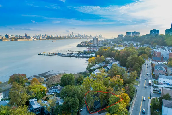 $999,000 | 5 Vista Lane, Edgewater, NJ 07020
