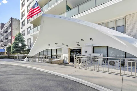 $950,000 | 370 Ocean Parkway, Unit 8H | Kensington