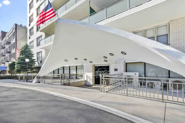 $899,000 | 370 Ocean Parkway, Unit 8H | Kensington