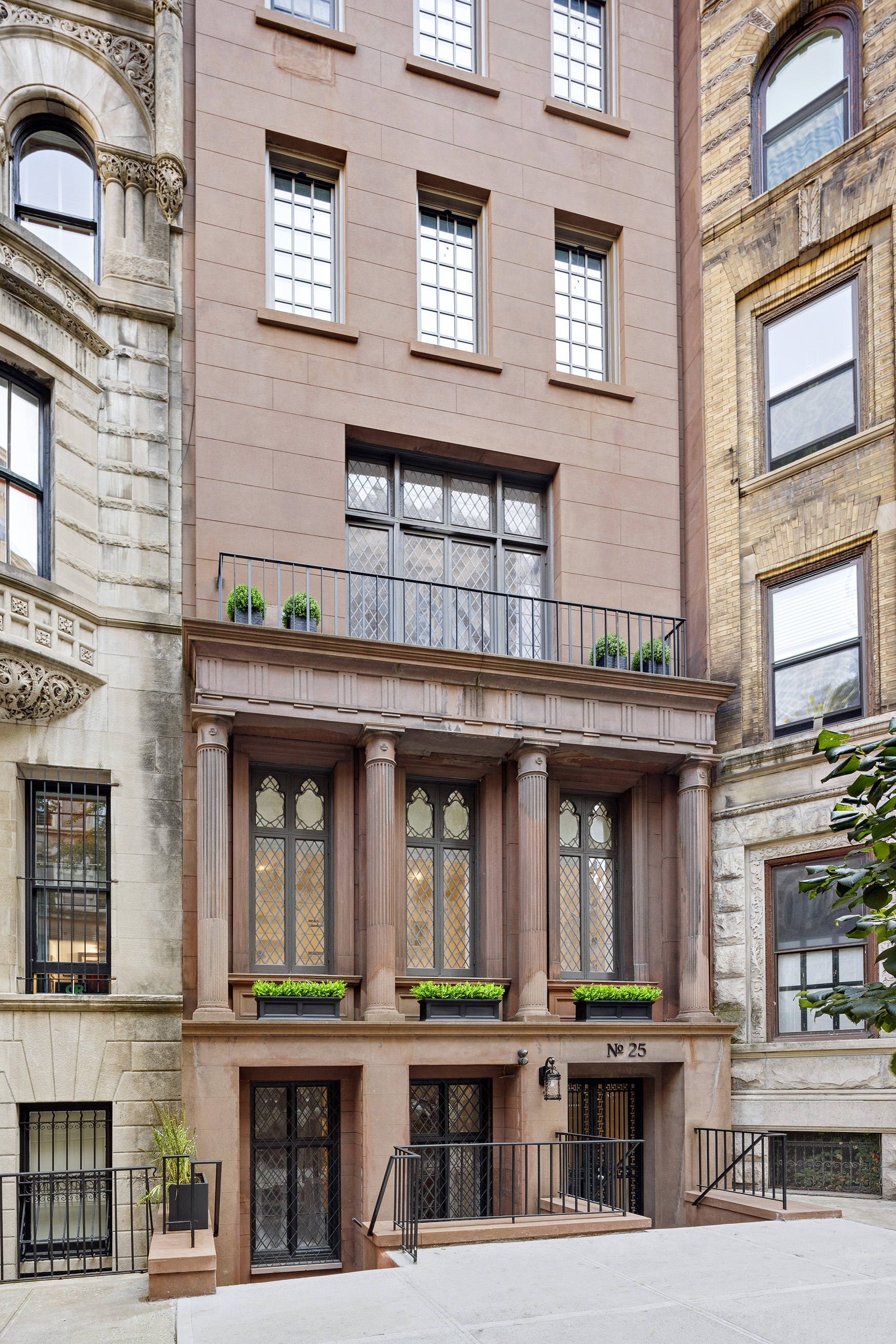 25 East 94th Street Manhattan, NY 10128 - Photo 1 of 33 a front view of an apartment