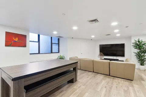 $4,750 | 212 East 47th Street, Unit 25C | Midtown East