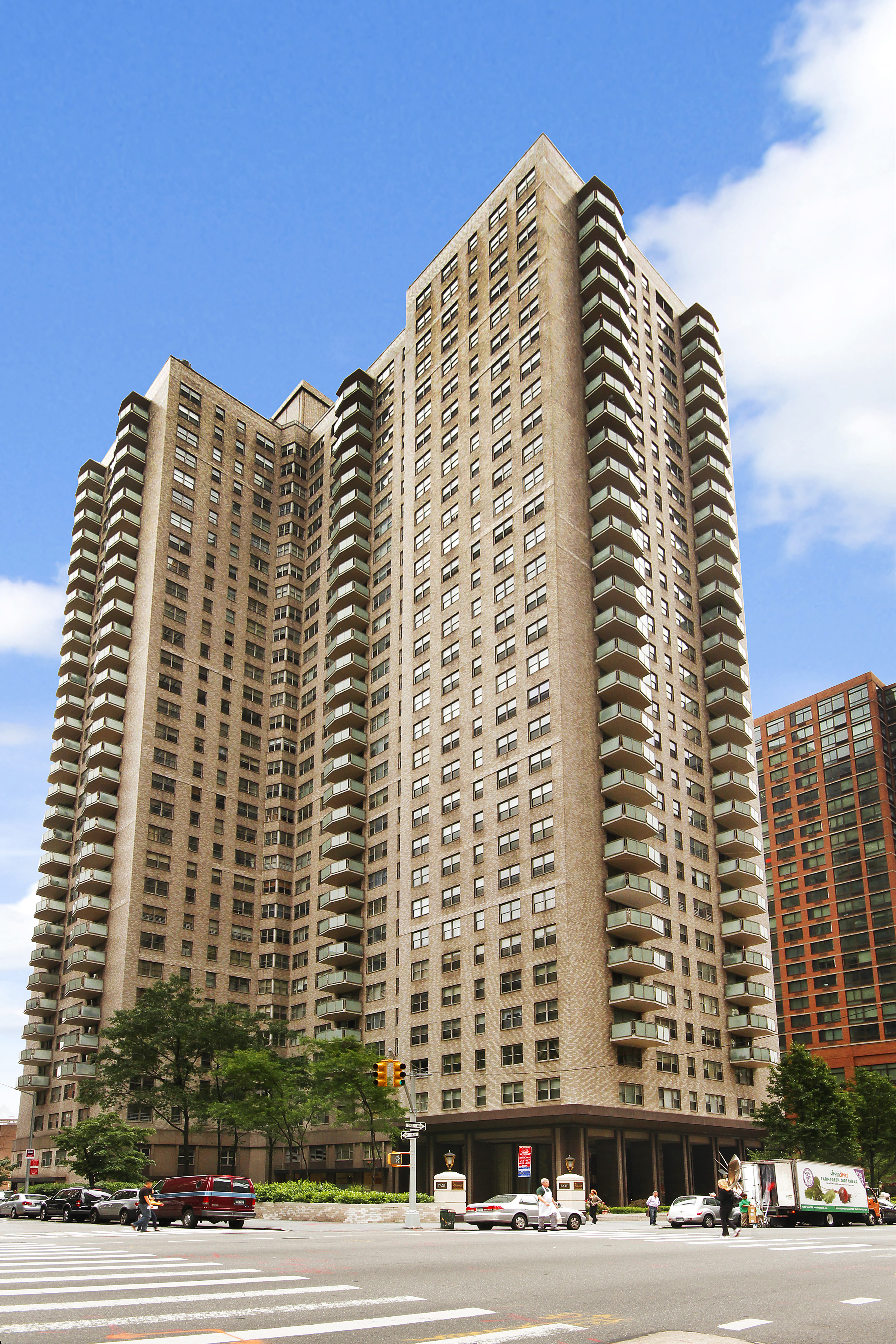 300 East 40th Street, Unit 9V Manhattan, NY 10016 - Photo 6 of 7 a view of a large building