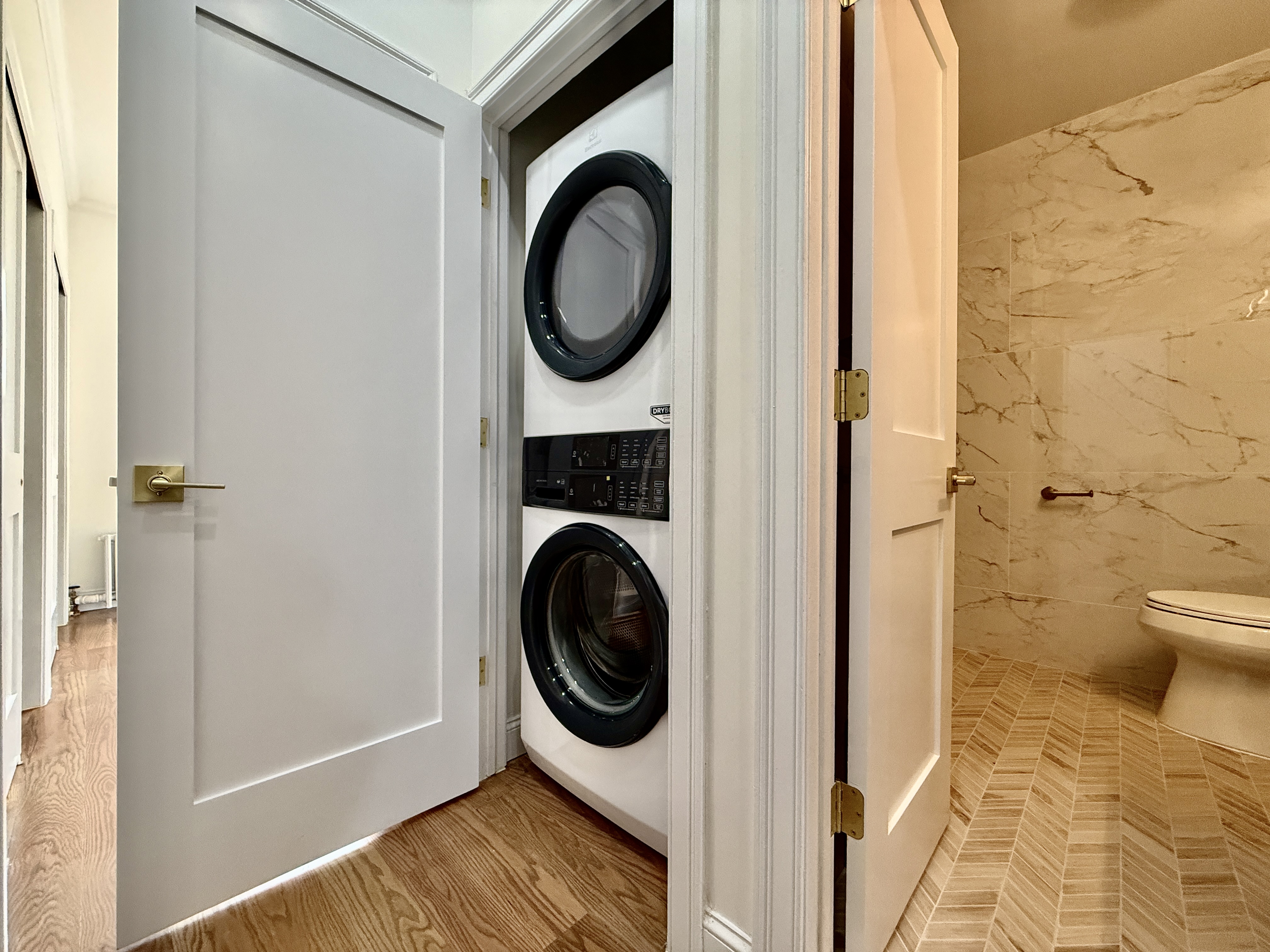 172 Union Street, Unit 4R Brooklyn, NY 11231 - Photo 5 of 9 a utility room with dryer and washer