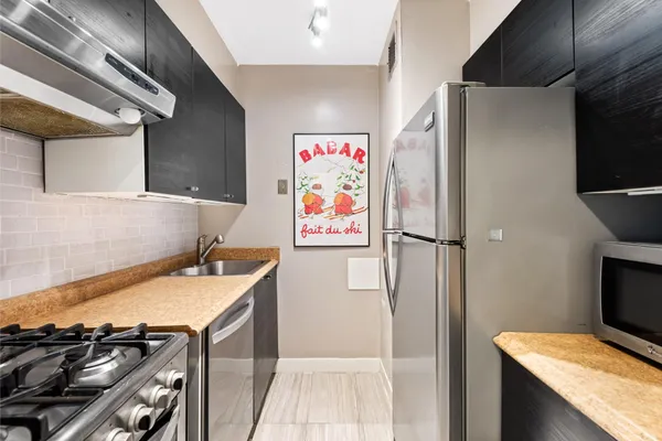 $4,200 | 301 East 45th Street, Unit 19D | Midtown East