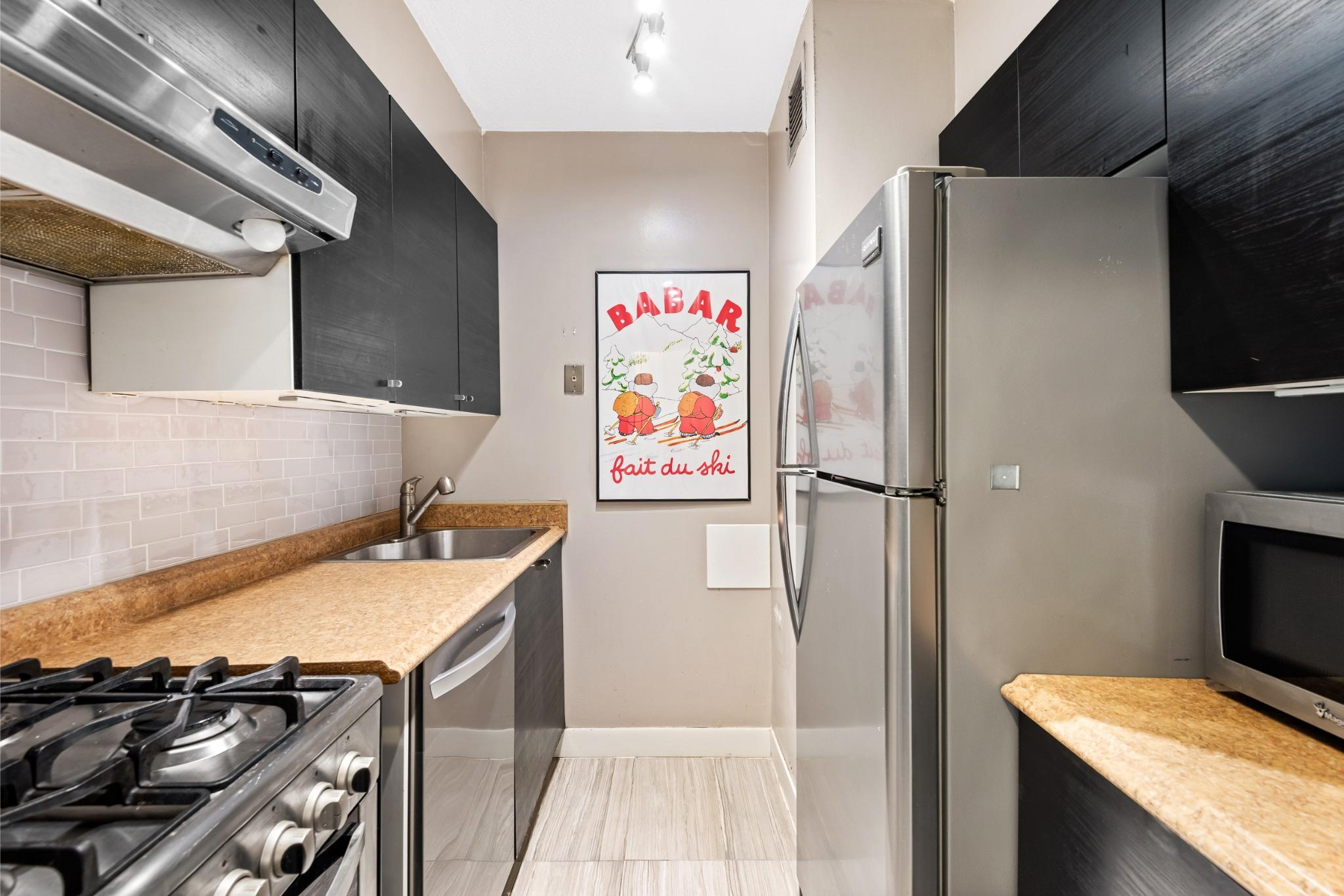 301 East 45th Street, Unit 19D Manhattan, NY 10017 - Photo 4 of 9