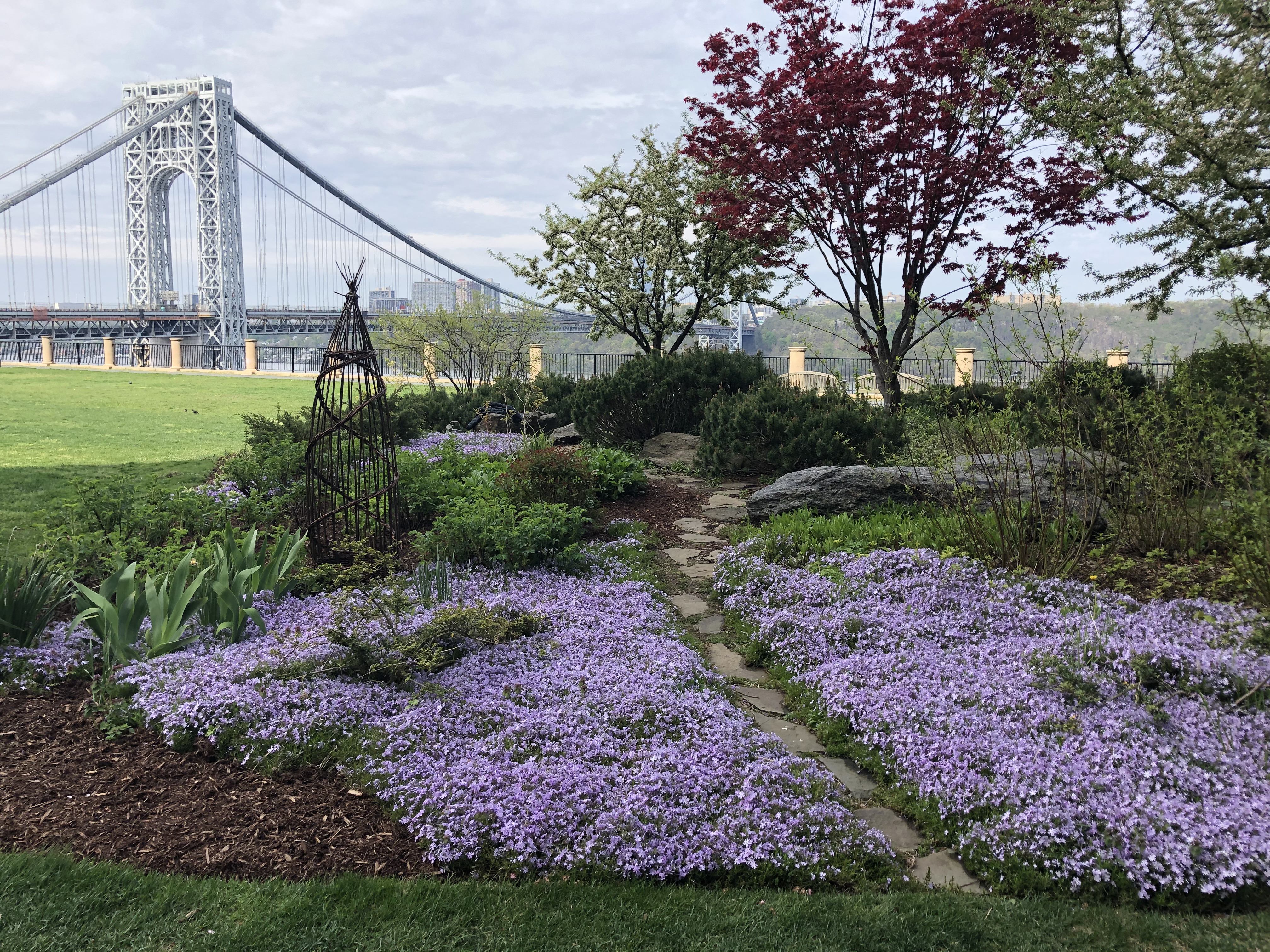 160 Cabrini Boulevard, Unit 19 Manhattan, NY 10033 - Photo 14 of 27 a backyard of a house with lots of green space
