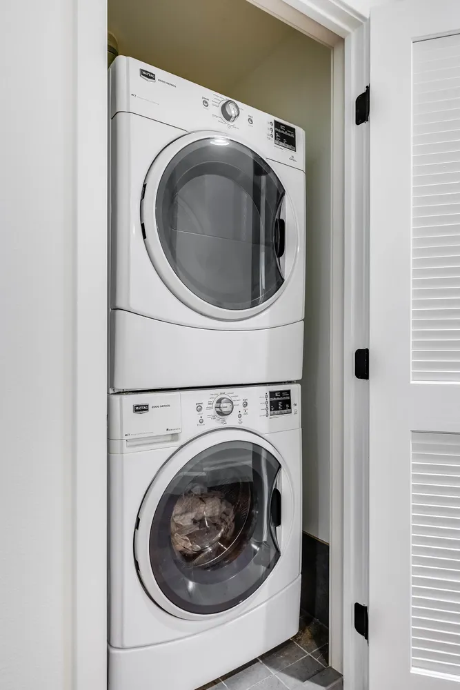 $1,095,000 | 10648 Woodbridge Street, Unit 105, Toluca Lake, CA 91602