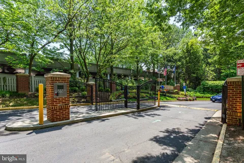 $925,000 | 8847 Ashgrove House Lane, Vienna, VA 22182