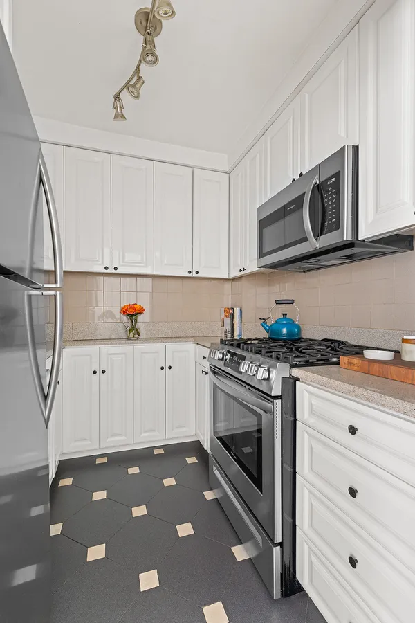 $1,195,000 | 401 East 65th Street, Unit 11HI | Lenox Hill