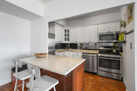 $850,000 | 201 East 21st Street, Unit 20G | Gramercy