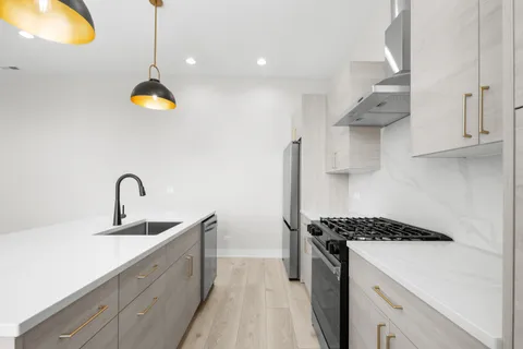 $3,800 | 1327 West Taylor Street, Unit 2W, Chicago, IL 60607