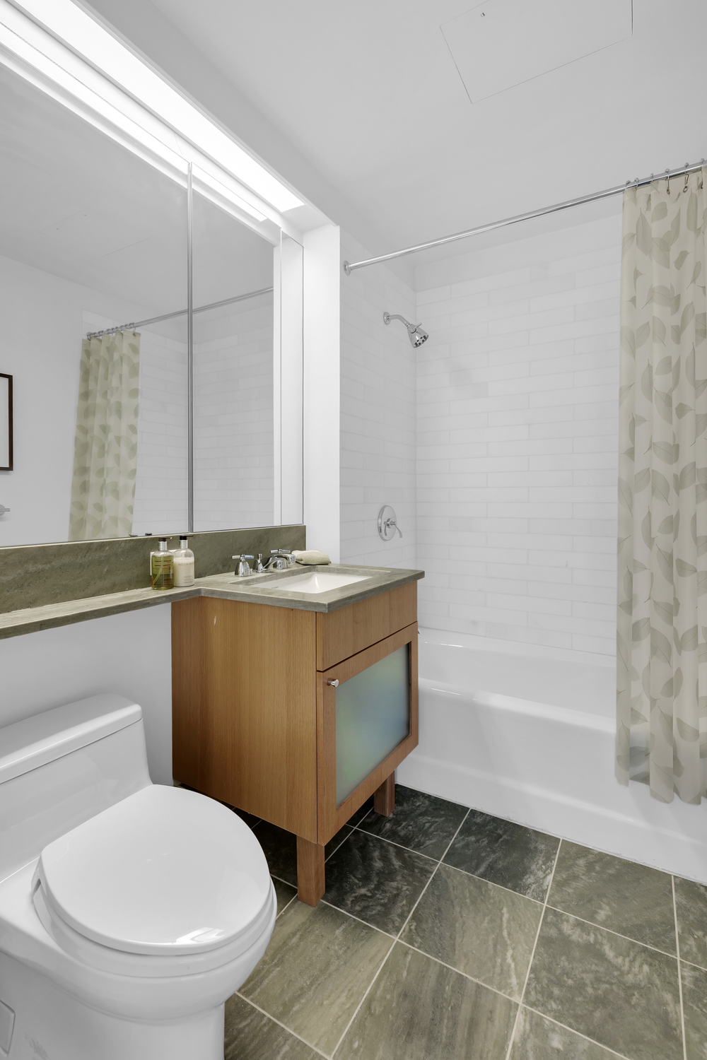 207 East 57th Street, Unit 25B Manhattan, NY 10022 - Photo 8 of 19 a bathroom with a toilet a sink and bathtub